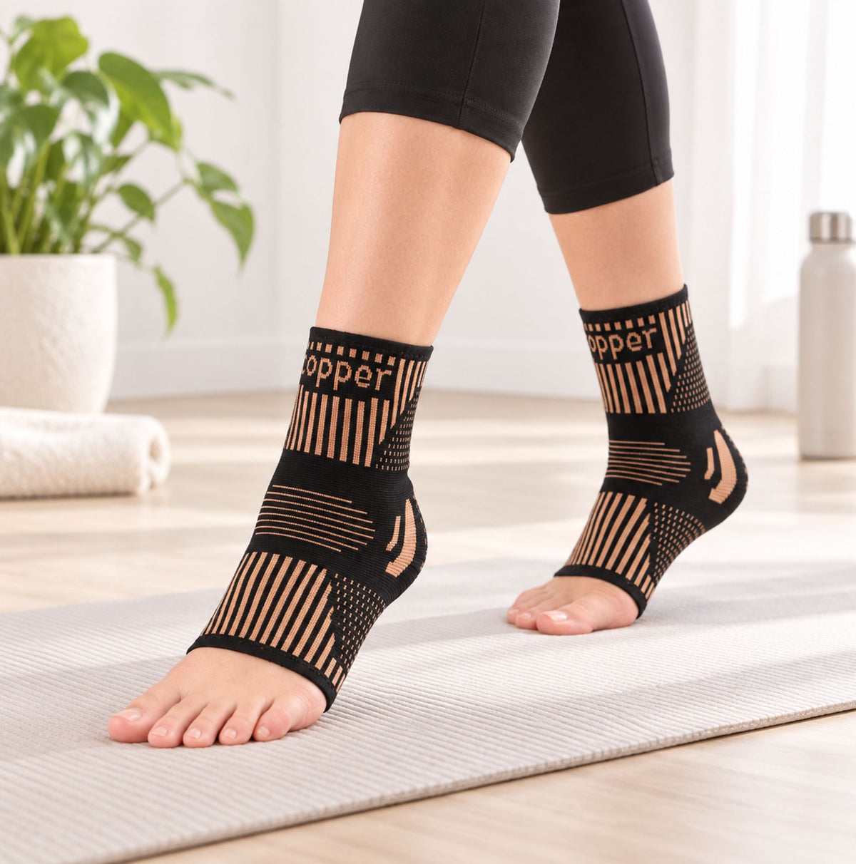 Imagine lifestyle cu glezniere Copper Ankle Support purtate în mișcare