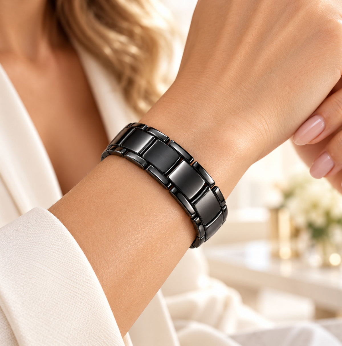 Brățară ETHERION Energy Bracelet Black purtată pe încheietura unei femei
