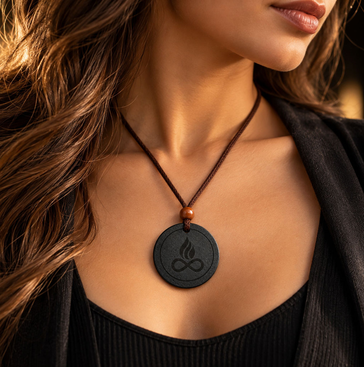 Pandantiv ETHERION Shield Pendant Core purtat la gat de o femeie