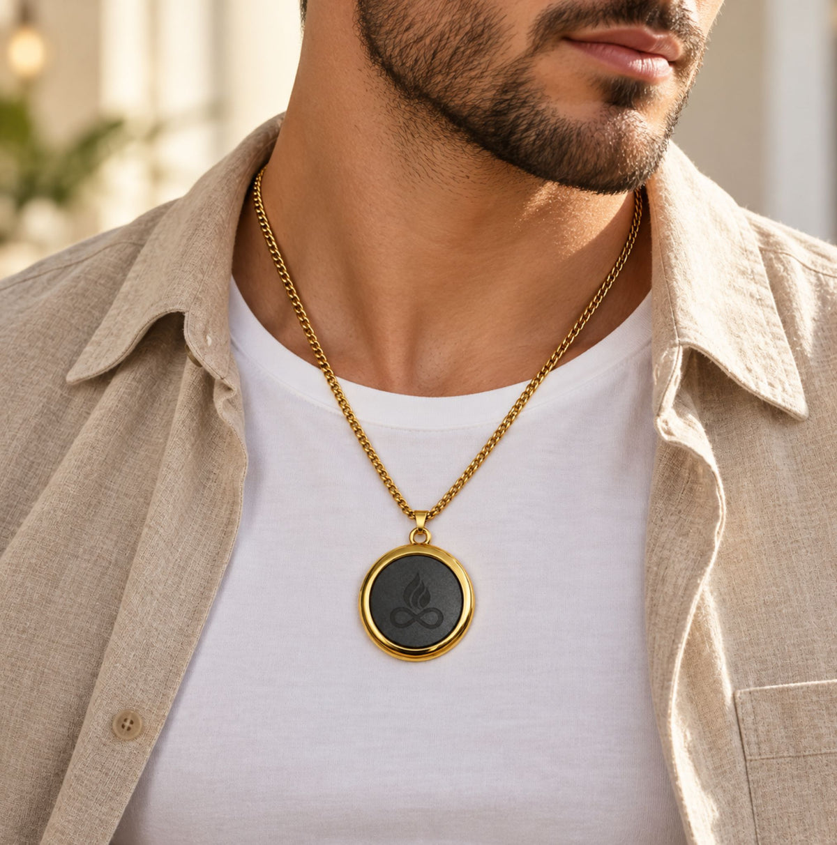 Pandantiv ETHERION Shield Pendant Gold purtat la gat de un barbat